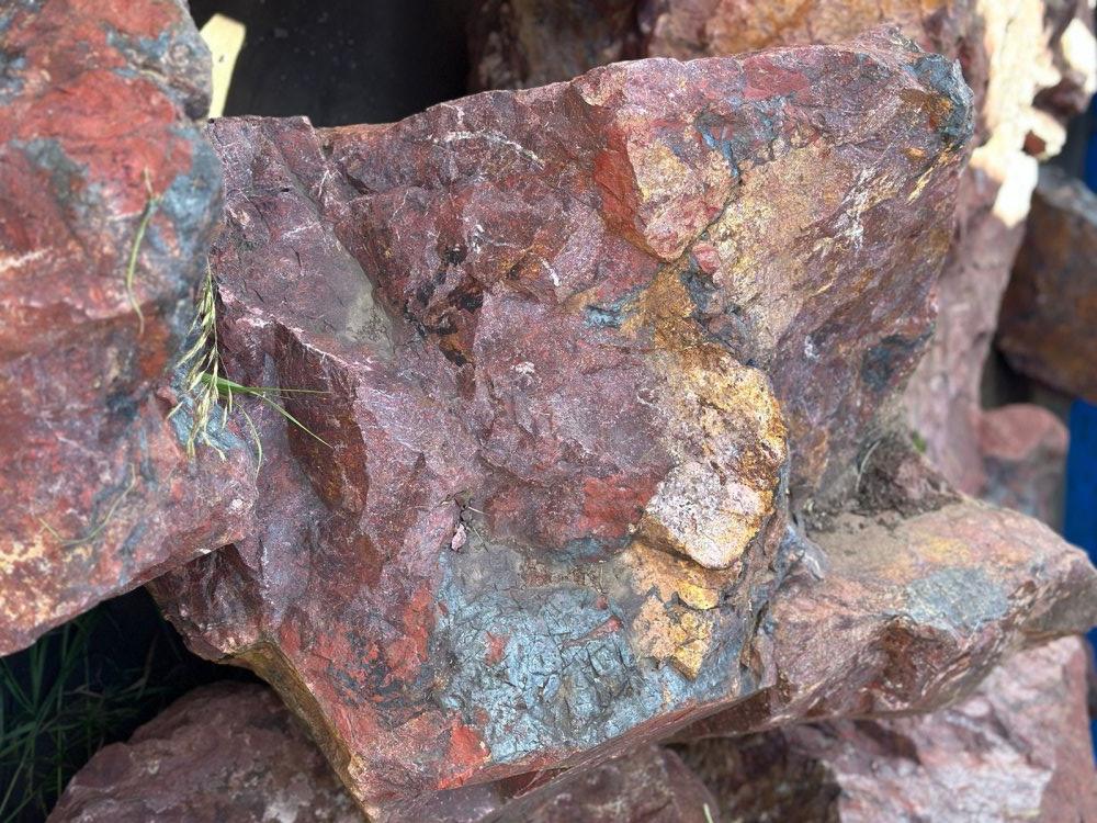 Камни для ландшафтного дизайна красно-фиолетовые 10-60 килограмм купить в Ивановской области