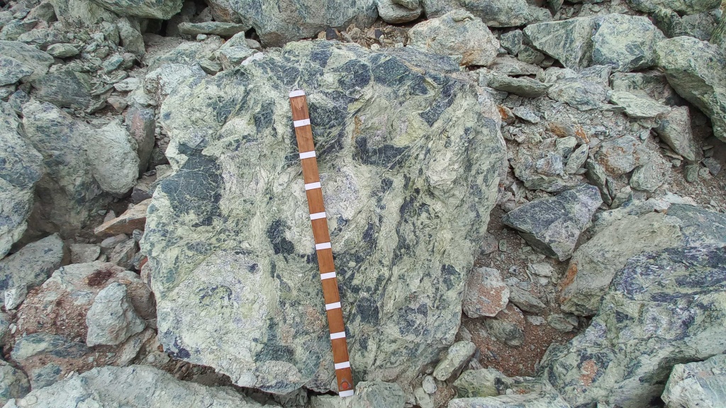 Купить змеевик ландшафтные валуны