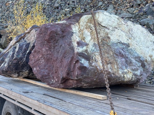 Огромные красно-фиолетовые валуны для ландшафтного дизайна весом более 5 тонн купить в Ивановской области