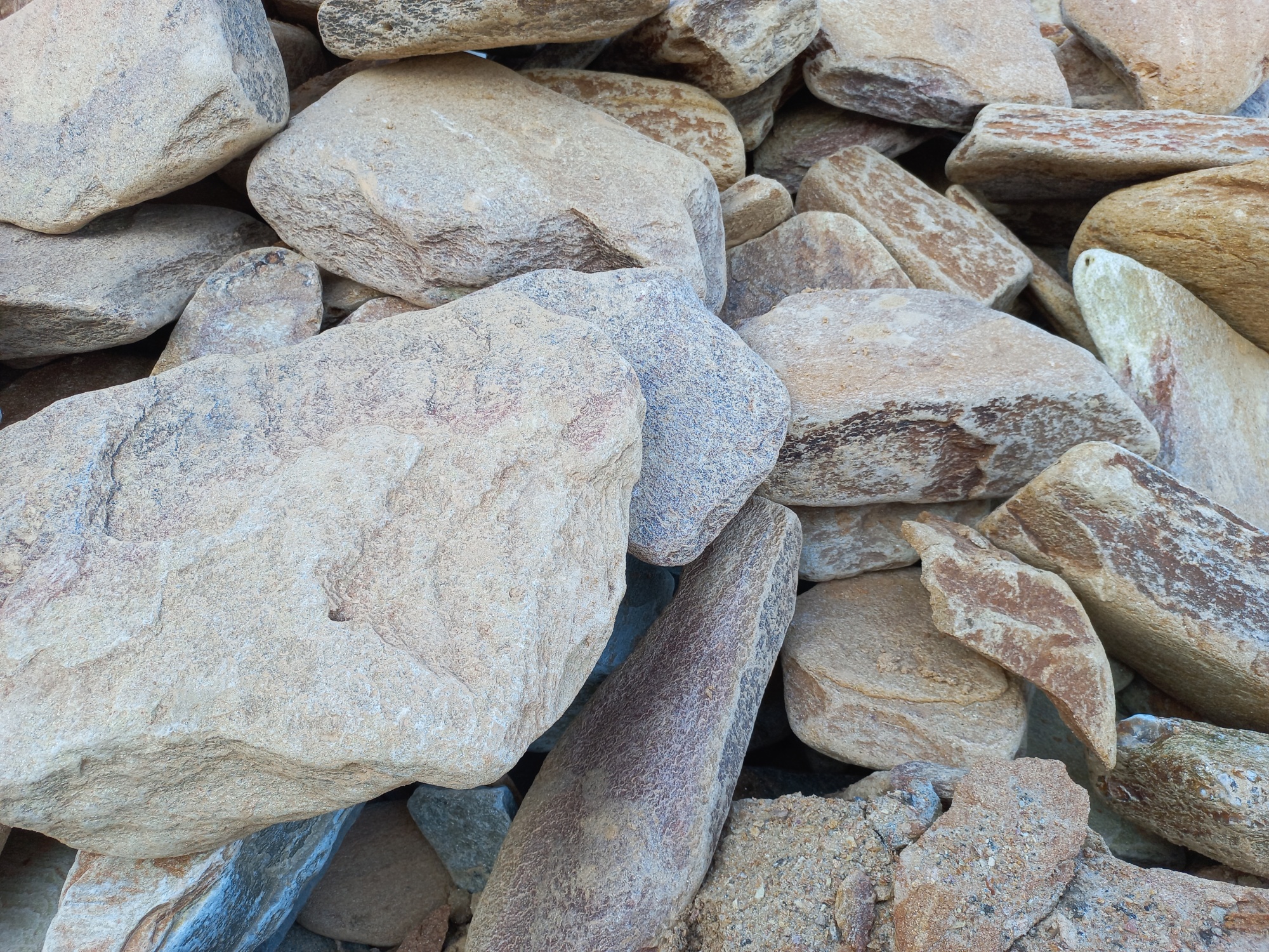 Златолит жёлтый, жёлто-зелёный глыбки и валуны для ланшафтного дизайна купить в Ивановской области