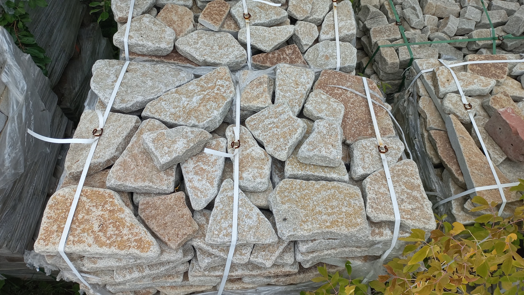 Плитняк галтованный гранитный для ландшафтного дизайна купить в Ивановской области