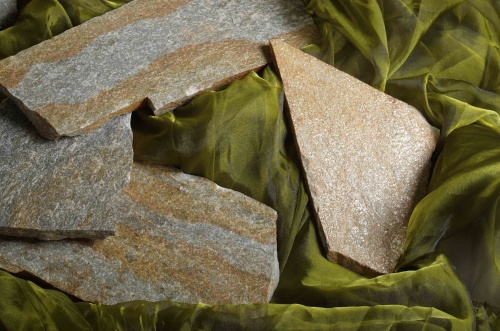 Плитняк златолит Уральский для цоколя, отмостки купить в Ивановской области